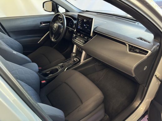 Toyota Corolla Cross HYBRID 140 STYLE STOEL/STUUR VERW. ELEK.KLEP LED KEYLESS CARPLAY NAVI CAMERA ADAP CRUISE PDC ActivLease financial lease