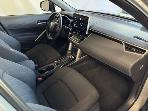 Toyota Corolla Cross HYBRID 140 STYLE STOEL/STUUR VERW. ELEK.KLEP LED KEYLESS CARPLAY NAVI CAMERA ADAP CRUISE PDC ActivLease financial lease