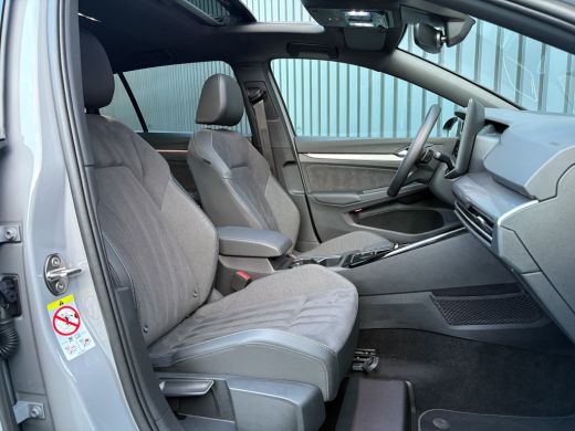 Volkswagen Golf 1.5 eTSI 50 Edition | Panodak | Stoelgeheugen | Head up | Trekhaak Elk. Wegkl. | Harman/ Kardon |... ActivLease financial lease