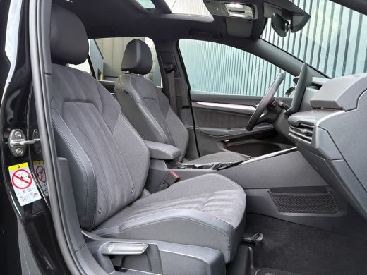 Volkswagen Golf 1.5 eTSI 50 Edition | Panodak | Stoelgeheugen | Head up | Trekhaak Elk. Wegkl. | Harman/ Kardon |... ActivLease financial lease