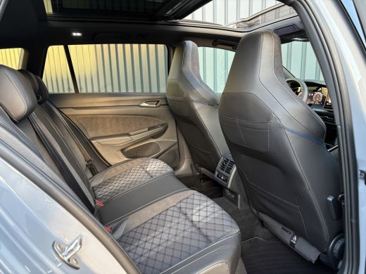 Volkswagen Golf 1.5 eTSI R-Line Edition | Pano | Trekhaak wegkl. | IQ Light | Head Up | Elk. A-klep | Prijs Rijkl... ActivLease financial lease