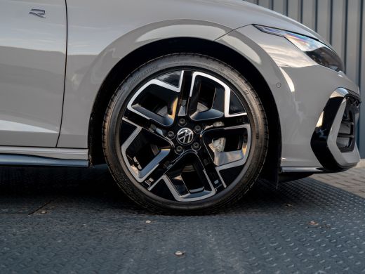Volkswagen Golf 1.5 eTSI R-Line Edition | Pano | Trekhaak wegkl. | IQ Light | Head Up | Elk. A-klep | Prijs Rijkl... ActivLease financial lease