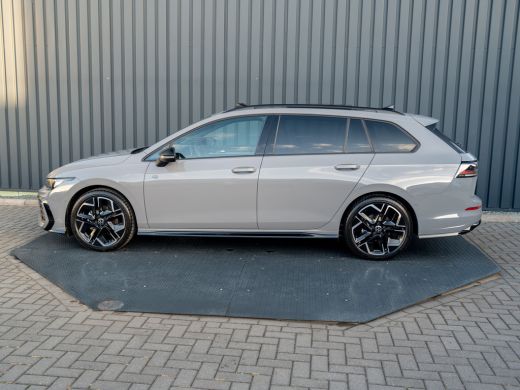 Volkswagen Golf 1.5 eTSI R-Line Edition | Pano | Trekhaak wegkl. | IQ Light | Head Up | Elk. A-klep | Prijs Rijkl... ActivLease financial lease
