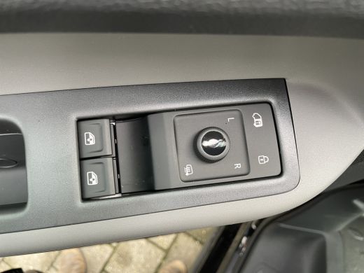 Volkswagen ID. Buzz Cargo Cargo Economy Business 286PK | ACTIEPRIJS | trekhaak | 3 zits | achterdeuren | app connect | acht... ActivLease financial lease