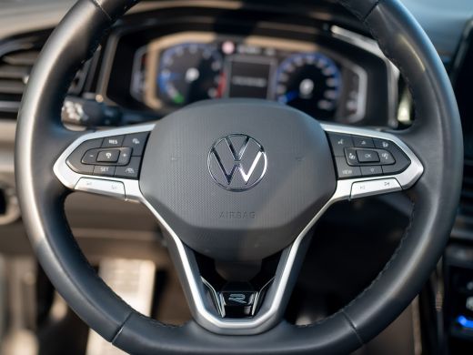Volkswagen T-Roc 1.5 TSI R-Line Business | Beats | Panodak | Trekhaak afnb | 19'' | Keyless | IQ Light | Prijs Rij... ActivLease financial lease