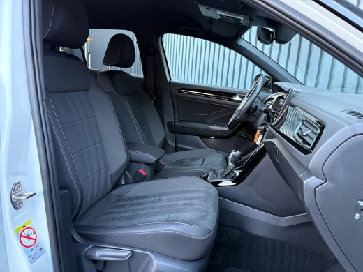 Volkswagen T-Roc 1.5 TSI R-Line Business | Standkachel | Trekhaak afnb. | IQ Light | Camera | Prijs Rijklaar!! ActivLease financial lease