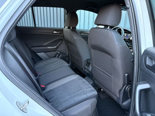 Volkswagen T-Roc 1.5 TSI R-Line Business | Standkachel | Trekhaak afnb. | IQ Light | Camera | Prijs Rijklaar!! ActivLease financial lease