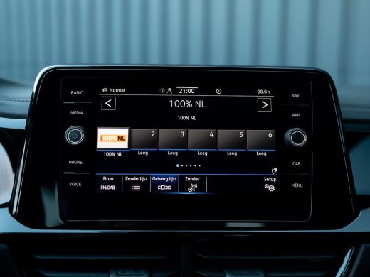 Volkswagen T-Roc 1.5 TSI R-Line Business | Standkachel | Trekhaak afnb. | IQ Light | Camera | Prijs Rijklaar!! ActivLease financial lease