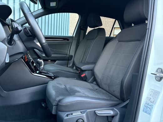 Volkswagen T-Roc 1.5 TSI R-Line Business | Standkachel | Trekhaak afnb. | IQ Light | Camera | Prijs Rijklaar!! ActivLease financial lease