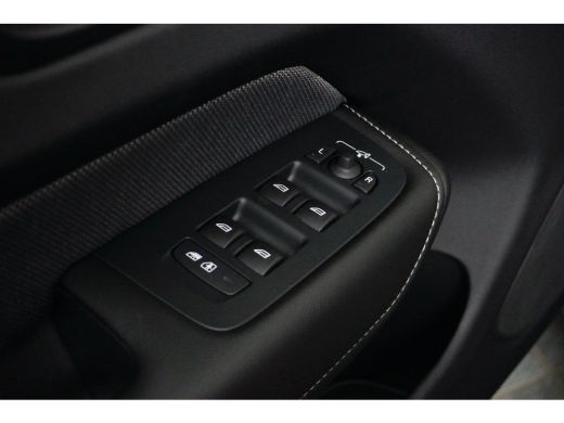 Volvo  XC60 T6 Plug-in hybrid AWD Plus Dark | Achterbank verwarmd | Alarmsysteem | Apple Carplay/Android Auto... ActivLease financial lease