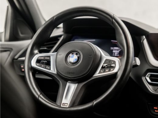 BMW 1 Serie 118i M Sport High Executive Automaat (APPLE CARPLAY, M PAKKET, GROOT NAVI, LEDER, STOELVERWARMING... ActivLease financial lease