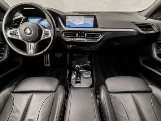 BMW 1 Serie 118i M Sport High Executive Automaat (APPLE CARPLAY, M PAKKET, GROOT NAVI, LEDER, STOELVERWARMING... ActivLease financial lease
