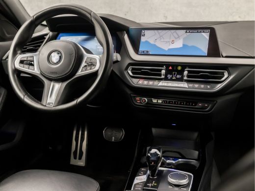 BMW 1 Serie 118i M Sport High Executive Automaat (APPLE CARPLAY, M PAKKET, GROOT NAVI, LEDER, STOELVERWARMING... ActivLease financial lease