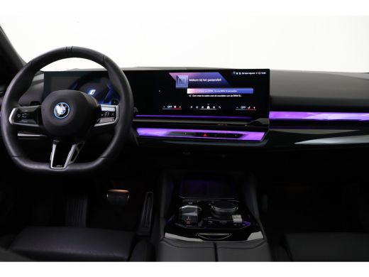 BMW 5 Serie Touring 530e M Sport Automaat / Panoramadak / Trekhaak / Stoelventilatie / Bowers & Wilkins / Com... ActivLease financial lease