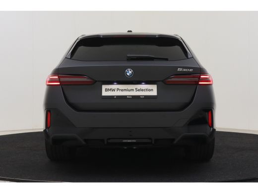 BMW 5 Serie Touring 530e M Sport Automaat / Panoramadak / Trekhaak / Stoelventilatie / Bowers & Wilkins / Com... ActivLease financial lease