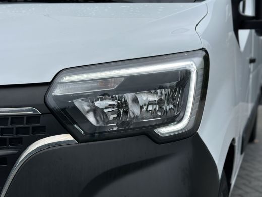 Renault Master T35 2.3 dCi 135 PK / L2H2 / 1e EIG. / 40.759 KM / TREKHAAK / AIRCO / NAVIGATIE / LED DAGRIJVERL. ActivLease financial lease