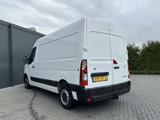 Renault Master T35 2.3 dCi 135 PK / L2H2 / 1e EIG. / 40.759 KM / TREKHAAK / AIRCO / NAVIGATIE / LED DAGRIJVERL. ActivLease financial lease