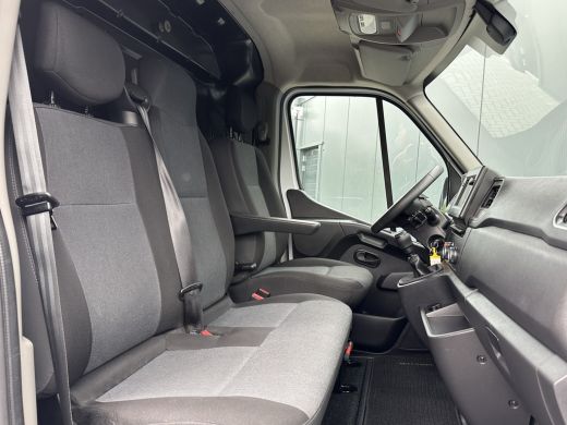 Renault Master T35 2.3 dCi 135 PK / L2H2 / 1e EIG. / 40.759 KM / TREKHAAK / AIRCO / NAVIGATIE / LED DAGRIJVERL. ActivLease financial lease