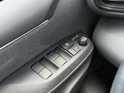 Toyota Yaris 1.5 Hybrid Executive **HEAD-UP DISPLAY/ DODEHOEK DETECTIE/ PARKEERSENSOREN/ 36 MAANDEN GARANTIE** ActivLease financial lease