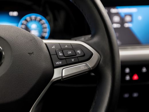 Volkswagen Golf 1.0 TSI Sportline (APPLE CARPLAY, GROOT NAVI, PARKEERSENSOREN, KEYLESS, GETINT GLAS, SPORTSTOELEN... ActivLease financial lease