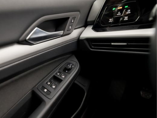 Volkswagen Golf 1.0 TSI Sportline (APPLE CARPLAY, GROOT NAVI, PARKEERSENSOREN, KEYLESS, GETINT GLAS, SPORTSTOELEN... ActivLease financial lease