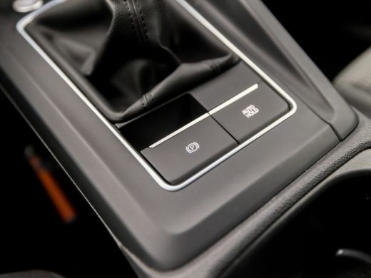 Volkswagen Golf 1.0 TSI Sportline (APPLE CARPLAY, GROOT NAVI, PARKEERSENSOREN, KEYLESS, GETINT GLAS, SPORTSTOELEN... ActivLease financial lease