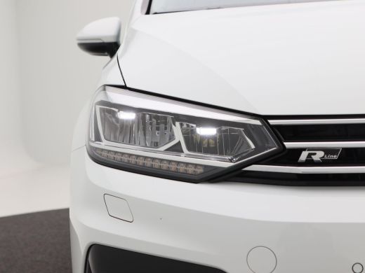 Volkswagen Touran 1.5 TSi 150 Pk Automaat R-Line 7-Pers | Trekhaak | Adaptive Cruise | Camera | Carplay | Climate C... ActivLease financial lease