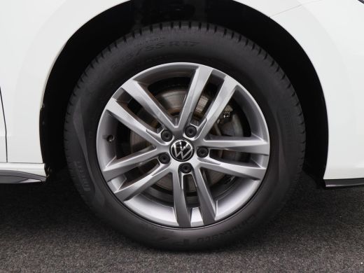Volkswagen Touran 1.5 TSi 150 Pk Automaat R-Line 7-Pers | Trekhaak | Adaptive Cruise | Camera | Carplay | Climate C... ActivLease financial lease