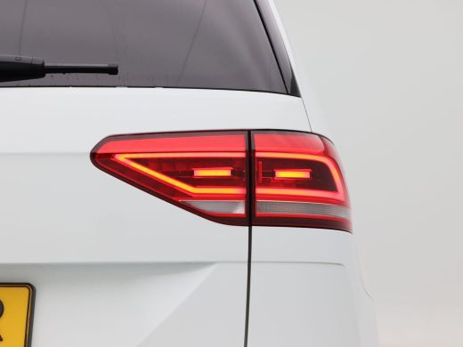 Volkswagen Touran 1.5 TSi 150 Pk Automaat R-Line 7-Pers | Trekhaak | Adaptive Cruise | Camera | Carplay | Climate C... ActivLease financial lease