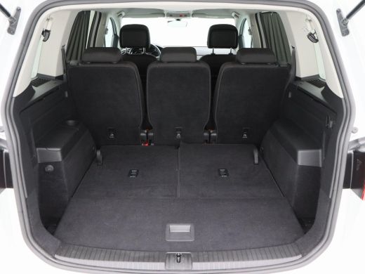 Volkswagen Touran 1.5 TSi 150 Pk Automaat R-Line 7-Pers | Trekhaak | Adaptive Cruise | Camera | Carplay | Climate C... ActivLease financial lease