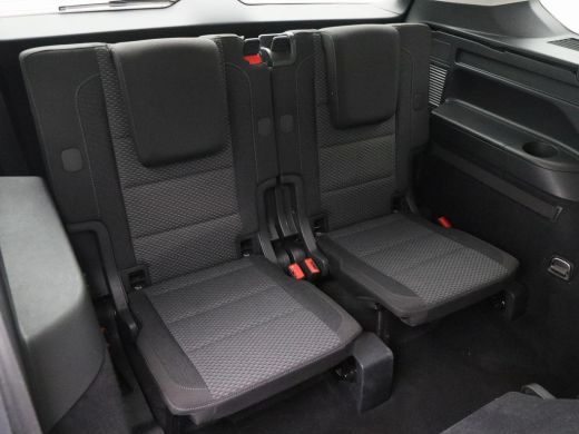 Volkswagen Touran 1.5 TSi 150 Pk Automaat R-Line 7-Pers | Trekhaak | Adaptive Cruise | Camera | Carplay | Climate C... ActivLease financial lease