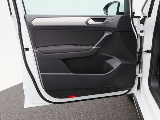 Volkswagen Touran 1.5 TSi 150 Pk Automaat R-Line 7-Pers | Trekhaak | Adaptive Cruise | Camera | Carplay | Climate C... ActivLease financial lease