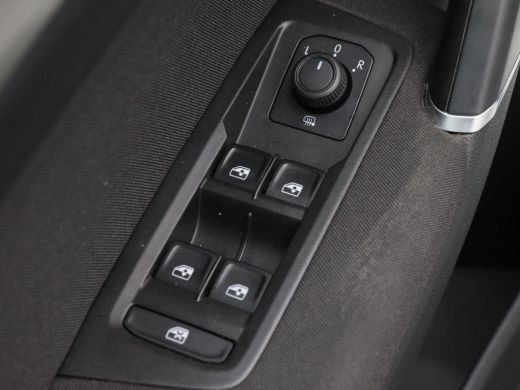 Volkswagen Touran 1.5 TSi 150 Pk Automaat R-Line 7-Pers | Trekhaak | Adaptive Cruise | Camera | Carplay | Climate C... ActivLease financial lease