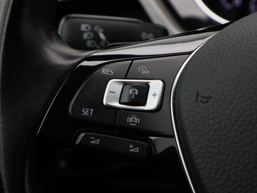 Volkswagen Touran 1.5 TSi 150 Pk Automaat R-Line 7-Pers | Trekhaak | Adaptive Cruise | Camera | Carplay | Climate C... ActivLease financial lease