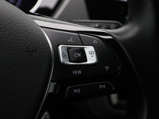 Volkswagen Touran 1.5 TSi 150 Pk Automaat R-Line 7-Pers | Trekhaak | Adaptive Cruise | Camera | Carplay | Climate C... ActivLease financial lease