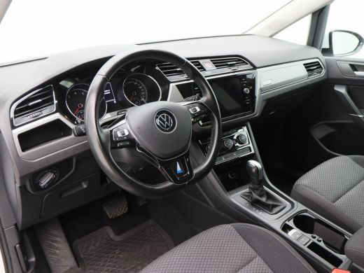 Volkswagen Touran 1.5 TSi 150 Pk Automaat R-Line 7-Pers | Trekhaak | Adaptive Cruise | Camera | Carplay | Climate C... ActivLease financial lease