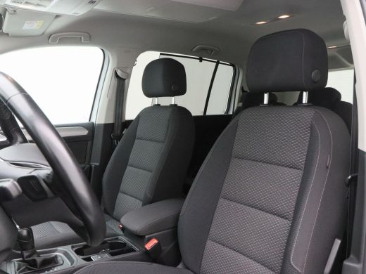 Volkswagen Touran 1.5 TSi 150 Pk Automaat R-Line 7-Pers | Trekhaak | Adaptive Cruise | Camera | Carplay | Climate C... ActivLease financial lease