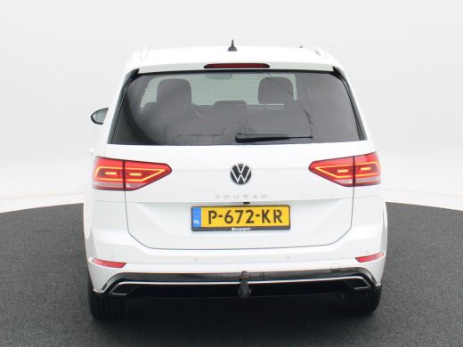 Volkswagen Touran 1.5 TSi 150 Pk Automaat R-Line 7-Pers | Trekhaak | Adaptive Cruise | Camera | Carplay | Climate C... ActivLease financial lease