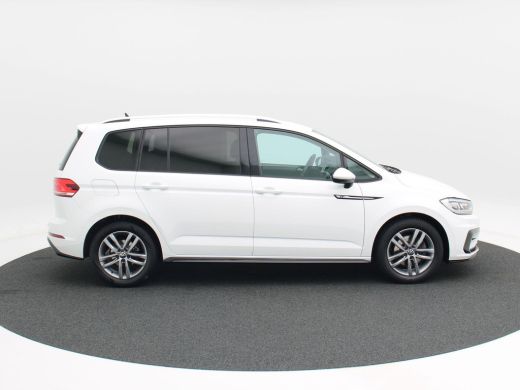 Volkswagen Touran 1.5 TSi 150 Pk Automaat R-Line 7-Pers | Trekhaak | Adaptive Cruise | Camera | Carplay | Climate C... ActivLease financial lease