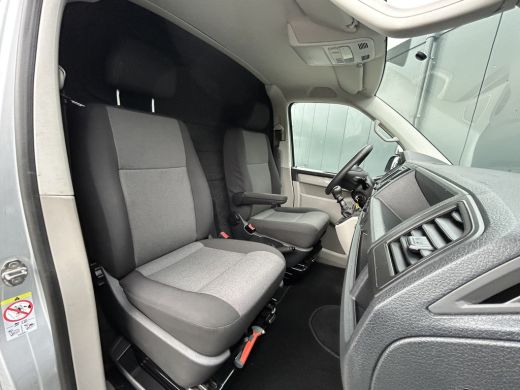 Volkswagen Transporter 2.0 TDI 150 PK / L2H1 / BOTT INRICHTING / TREKHAAK / 1e EIG. / AIRCO / CRUISE / NAVI / APPLE CARP... ActivLease financial lease
