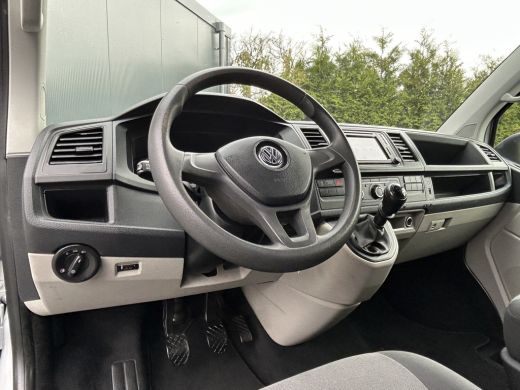 Volkswagen Transporter 2.0 TDI 150 PK / L2H1 / BOTT INRICHTING / TREKHAAK / 1e EIG. / AIRCO / CRUISE / NAVI / APPLE CARP... ActivLease financial lease