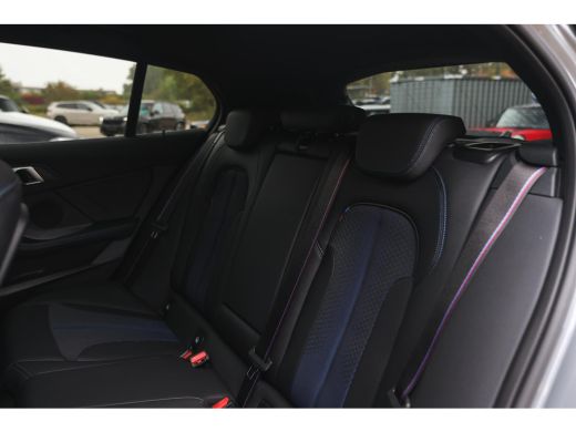 BMW 1 Serie 118i High Executive M Sport Automaat / Panoramadak / Sportstoelen / Achteruitrijcamera / Adaptiev... ActivLease financial lease