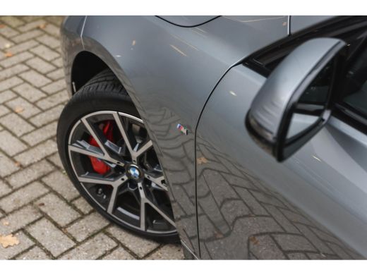 BMW 1 Serie 118i High Executive M Sport Automaat / Panoramadak / Sportstoelen / Achteruitrijcamera / Adaptiev... ActivLease financial lease