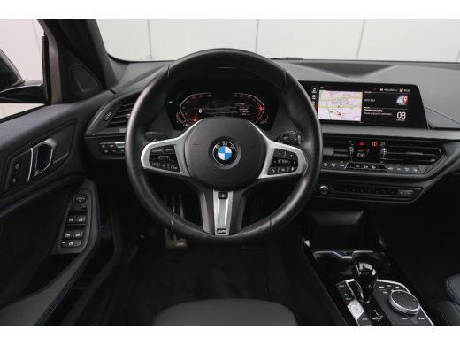 BMW 1 Serie 118i High Executive M Sport Automaat / Panoramadak / Sportstoelen / Achteruitrijcamera / Adaptiev... ActivLease financial lease
