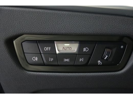 BMW 3 Serie 330e High Executive M Sport Automaat / Schuif-kanteldak / Trekhaak / Sportstoelen / Adaptieve LED... ActivLease financial lease