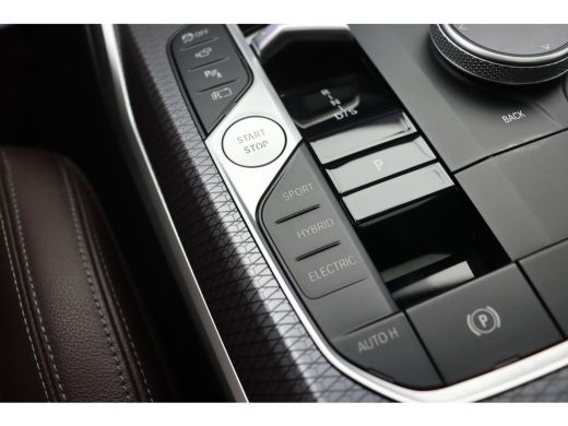 BMW 3 Serie 330e High Executive M Sport Automaat / Schuif-kanteldak / Trekhaak / Sportstoelen / Adaptieve LED... ActivLease financial lease