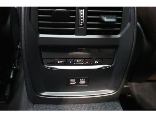 BMW 3 Serie 330e High Executive M Sport Automaat / Schuif-kanteldak / Trekhaak / Sportstoelen / Adaptieve LED... ActivLease financial lease