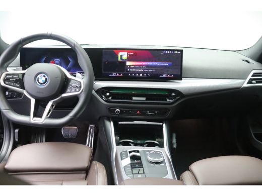 BMW 3 Serie 330e High Executive M Sport Automaat / Schuif-kanteldak / Trekhaak / Sportstoelen / Adaptieve LED... ActivLease financial lease