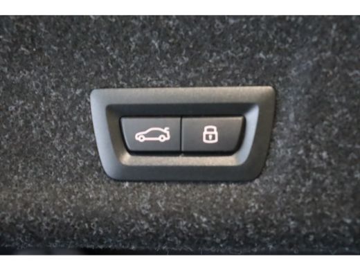 BMW 3 Serie 330e High Executive M Sport Automaat / Schuif-kanteldak / Trekhaak / Sportstoelen / Adaptieve LED... ActivLease financial lease