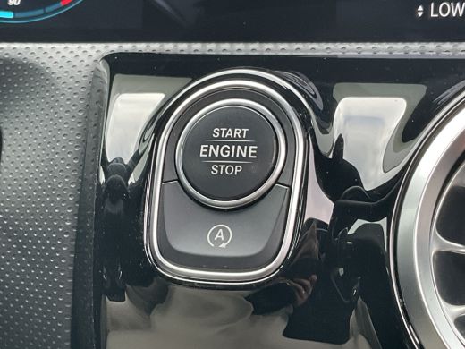 Mercedes-Benz A-Klasse 180 Business Solution AMG Pano Memory Sfeerverl Carplay Led Stoelverw VOL! ActivLease financial lease